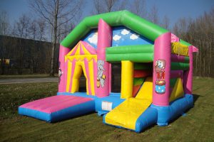 Inflatable bouncing area with roof